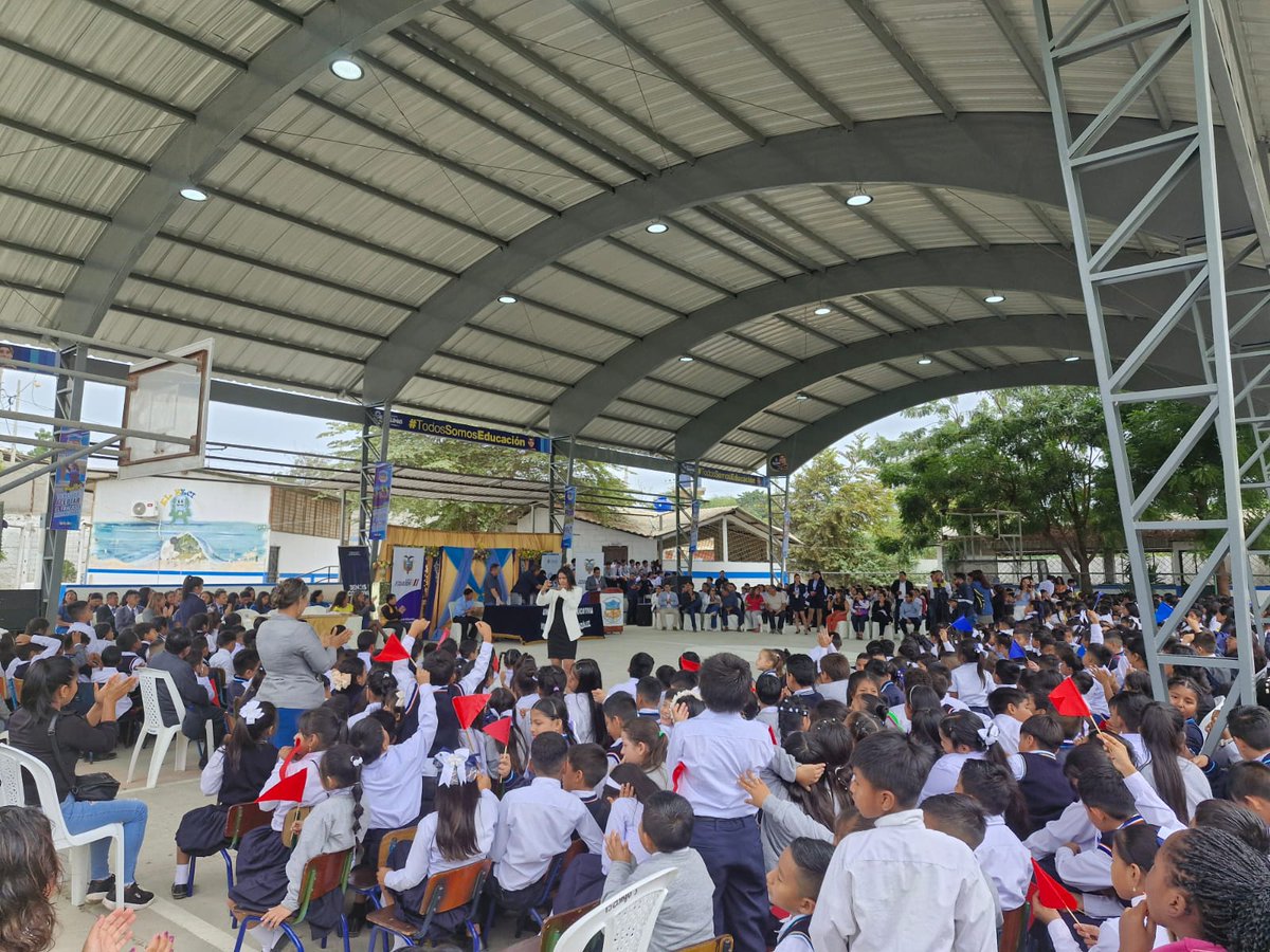 EducacionZ5_Ec's tweet photo. 1.600 estudiantes de la Escuela de Educación Básica Virginia Reyes González, se benefician con la entrega de la última cubierta metálica gracias al convenio entre la Alcaldía de Salinas, Fundación GALMAR y la Coordinación Zonal 5.

#ElNuevoEcuadorResuelve https://t.co/WhfzadXEbH