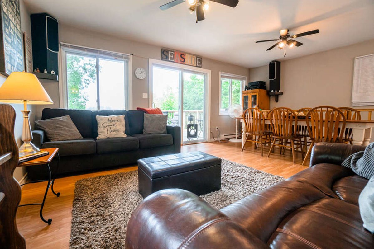 Escape to the shores of picturesque Whitestone Lake. Whitestone Canyon presents both a main cottage and an additional A-frame cottage that in total accommodates up to 13 people. Perfect for large families! Book today! ontariocottagerentals.com/WhitestoneCany…
#myOCRvacation