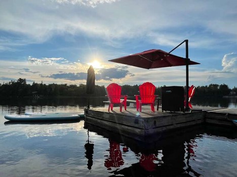 OntCottRent's tweet photo. Escape to the shores of picturesque Whitestone Lake. Whitestone Canyon presents both a main cottage and an additional A-frame cottage that in total accommodates up to 13 people. Perfect for large families! Book today! https://t.co/87EUzBq5xA
#myOCRvacation https://t.co/9AMeBq9hL6