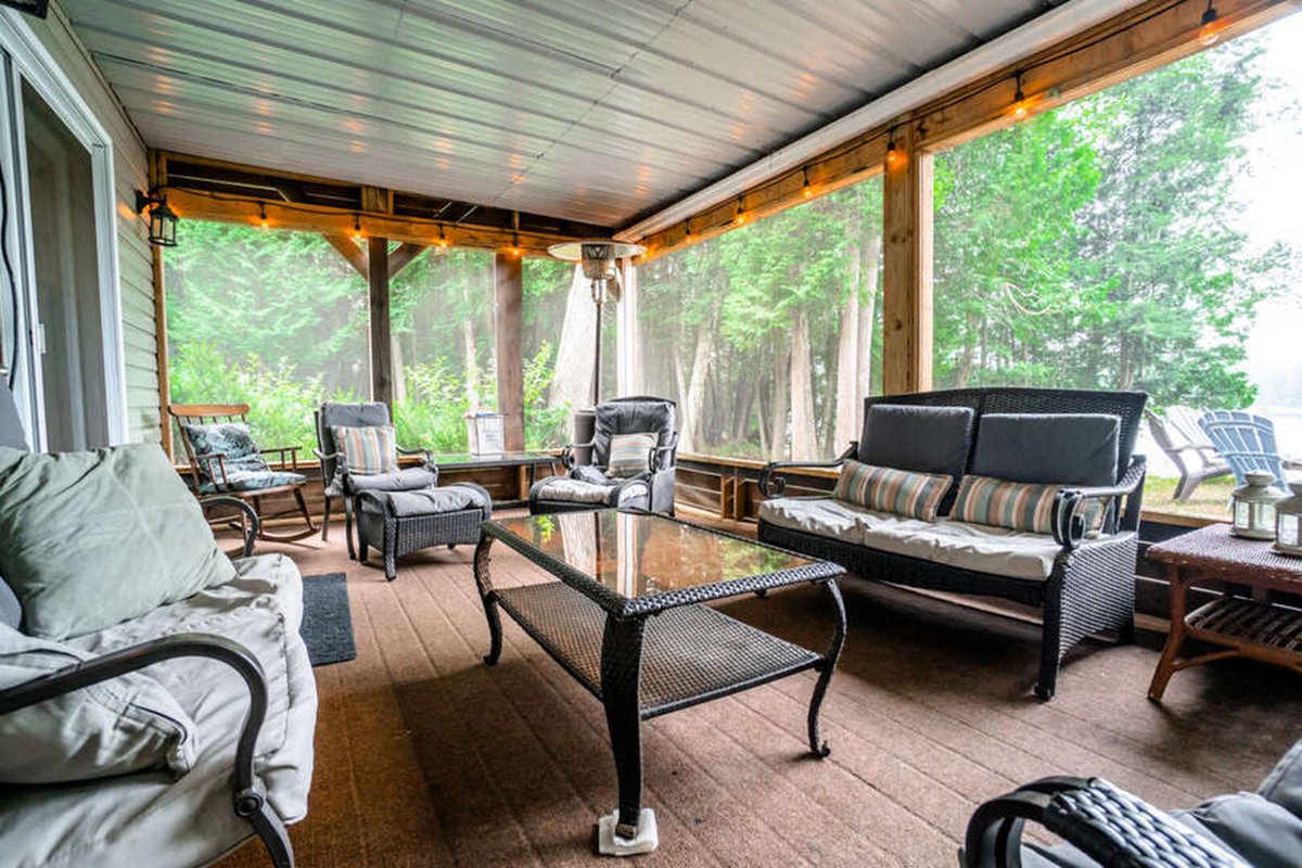 OntCottRent's tweet photo. Escape to the shores of picturesque Whitestone Lake. Whitestone Canyon presents both a main cottage and an additional A-frame cottage that in total accommodates up to 13 people. Perfect for large families! Book today! https://t.co/87EUzBq5xA
#myOCRvacation https://t.co/9AMeBq9hL6