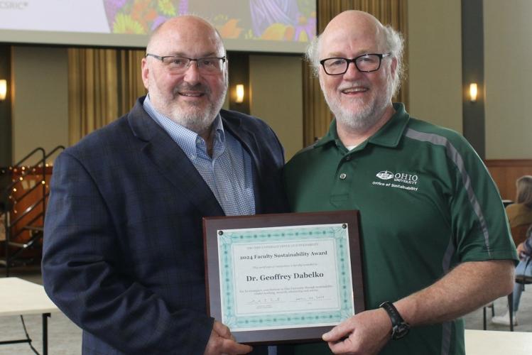 VoinovichSchool's tweet photo. Congratulations to Dr. Geoff Dabelko, Voinovich School professor, on being honored with @ohiou's 2024 Faculty Sustainability Award! 👏 🌱

📰» https://t.co/bGGdMV8zCL https://t.co/m95TMHjtiq