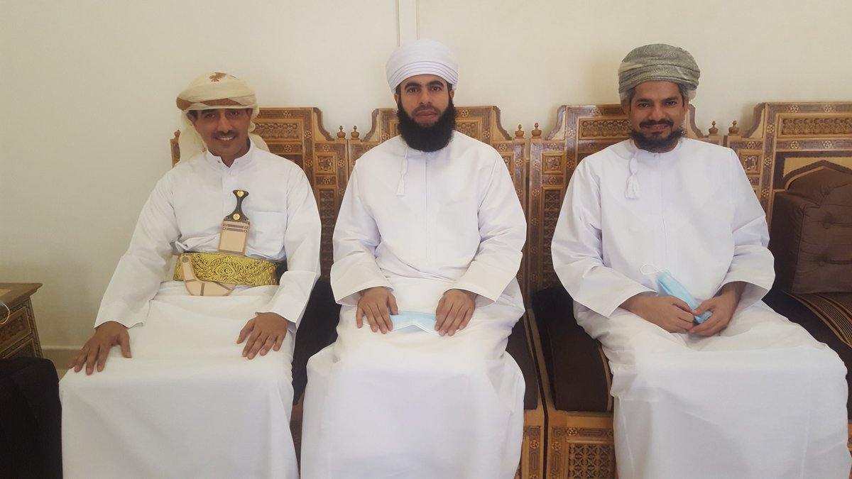 aminalshami5's tweet photo. #سلطنة_عمان
انتبه تدخل عُمان، سيقصون أذنيك! 
انتبه تجلس في عُمان دون إقامة، سيكوون جسدك بالنار! 
انتبه تعمل في عُمان، سيُصادِرون أموالك! 

هذه الترانيم، ستسمعها من كل زنيم، في كل عام مرَّتين.

لماذا تتردد هذه الترهات، حول بلَد الأخلاق العاليات؟!

وقبل الإجابة ،دعني أحدثك عن الإقامة، في بلد السلام والأمانة:
وصلتُ عُمان بعبور مدته أسبوعين، ثمَّ أقمتُ فيها سنتين، واستأجرتُ فيها سيارة، وزرتها من صور وصحار إلى صلالة، والتقيتُ بالشرطة أكثر من مرة، وفي كل واحدة يرحبون و��سهلون، بعد معرفة أنني من اليمن الميمون. 

ولَم أتعرض لأي مضايقة، ومِثلي كل من أعرفُ من اليمنيين، ولَم أسمع من ألسنة الإخوة، إلا كل مديح وثناء للأحبة.

ومع أني زرت نصف العالم تقريبًا، لكني لم أجد نُبلا وأخلاقًا وتواضعًا كالعمانيين. 

ويكفيهم أن خير الخلق قال فيهم: "لو أن أهل عُمان أتيت، ما سبوك ولا ضربوك" رواه مسلم.
وقال القرطبي: " أن أهل عُمان قومٌ فيهم علم، وعفاف، وتثبت".

وأما ظهور فيديوهات مدبلجة، وقصص مُختَلقة، تروج لها فِرقُ الفنادق، وأبواق البيادق...فذلك لأسباب منها:
-موقف عمان ضد الحرب على اليمن.
-رفض عمان المشاركة في التحالف ضد اليمن. 
-سعي عمان لإطفاء نيران الحرب في اليمن. 
-فتح عمان لحدودها أمام المرضى والمسافرين اليمنيين وكسرها للحصار الخانق.
-مساعدة الجرحى اليمنيين من كل الأطراف بدون تمييز. 
-رفض عمان القاطع لمرور أي طائرات في أجوائها لقصف اليمن. 
-رفض عمان مرور إيزنهاور من مياهها لقصف اليمن.

لهذا قبل أن ت��تح أذنيك لأي خبر عن عُمان، اقرأ قول الحق بإمعان:
"يَا أَيُّهَا الَّذِينَ آمَنُوا إِن جَاءَكُمْ فَاسِقٌ بِنَبَإٍ فَتَبَيَّنُوا أَن تُصِيبُوا قَوْمًا بِجَهَالَةٍ فَتُصْبِحُوا عَلَىٰ مَا فَعَلْتُمْ نَادِمِينَ"
صدق الله العلي العظيم