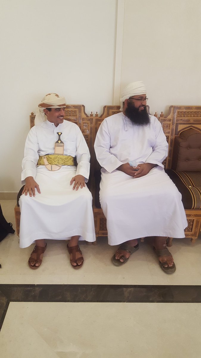 aminalshami5's tweet photo. #سلطنة_عمان
انتبه تدخل عُمان، سيقصون أذنيك! 
انتبه تجلس في عُمان دون إقامة، سيكوون جسدك بالنار! 
انتبه تعمل في عُمان، سيُصادِرون أموالك! 

هذه الترانيم، ستسمعها من كل زنيم، في كل عام مرَّتين.

لماذا تتردد هذه الترهات، حول بلَد الأخلاق العاليات؟!

وقبل الإجابة ،دعني أحدثك عن الإقامة، في بلد السلام والأمانة:
وصلتُ عُمان بعبور مدته أسبوعين، ثمَّ أقمتُ فيها سنتين، واستأجرتُ فيها سيارة، وزرتها من صور وصحار إلى صلالة، والتقيتُ بالشرطة أكثر من مرة، وفي كل واحدة يرحبون و��سهلون، بعد معرفة أنني من اليمن الميمون. 

ولَم أتعرض لأي مضايقة، ومِثلي كل من أعرفُ من اليمنيين، ولَم أسمع من ألسنة الإخوة، إلا كل مديح وثناء للأحبة.

ومع أني زرت نصف العالم تقريبًا، لكني لم أجد نُبلا وأخلاقًا وتواضعًا كالعمانيين. 

ويكفيهم أن خير الخلق قال فيهم: "لو أن أهل عُمان أتيت، ما سبوك ولا ضربوك" رواه مسلم.
وقال القرطبي: " أن أهل عُمان قومٌ فيهم علم، وعفاف، وتثبت".

وأما ظهور فيديوهات مدبلجة، وقصص مُختَلقة، تروج لها فِرقُ الفنادق، وأبواق البيادق...فذلك لأسباب منها:
-موقف عمان ضد الحرب على اليمن.
-رفض عمان المشاركة في التحالف ضد اليمن. 
-سعي عمان لإطفاء نيران الحرب في اليمن. 
-فتح عمان لحدودها أمام المرضى والمسافرين اليمنيين وكسرها للحصار الخانق.
-مساعدة الجرحى اليمنيين من كل الأطراف بدون تمييز. 
-رفض عمان القاطع لمرور أي طائرات في أجوائها لقصف اليمن. 
-رفض عمان مرور إيزنهاور من مياهها لقصف اليمن.

لهذا قبل أن ت��تح أذنيك لأي خبر عن عُمان، اقرأ قول الحق بإمعان:
"يَا أَيُّهَا الَّذِينَ آمَنُوا إِن جَاءَكُمْ فَاسِقٌ بِنَبَإٍ فَتَبَيَّنُوا أَن تُصِيبُوا قَوْمًا بِجَهَالَةٍ فَتُصْبِحُوا عَلَىٰ مَا فَعَلْتُمْ نَادِمِينَ"
صدق الله العلي العظيم