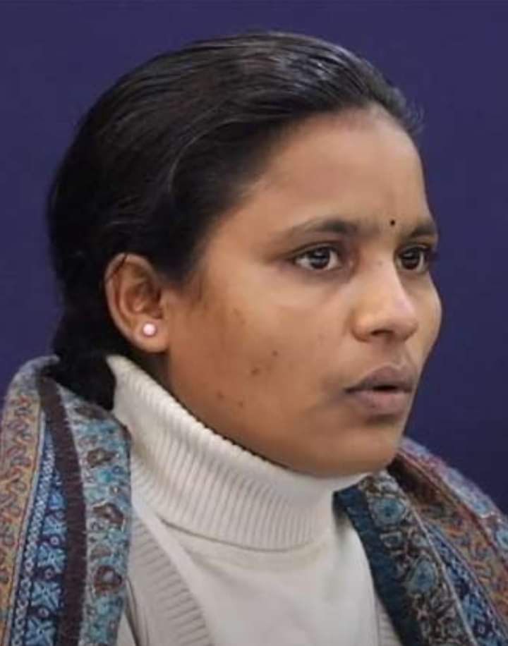 आज सुबह छत्तीसगढ़ में आदिवासी मानवाधिकार कार्यकर्ता सुनीता पोटाम को पुलिस ने गिरफ्तार कर लिया.

सुनीता लंबे समय से आदिवासियों के मानवाधिकारों की रक्षा करने के लिए सक्रिय हैं.

उन्होंने अनेकों मामले अदालत में आदिवासियों की तरफ से सरकार के अन्यायपूर्ण कामों के खिलाफ दायर किए हैं.