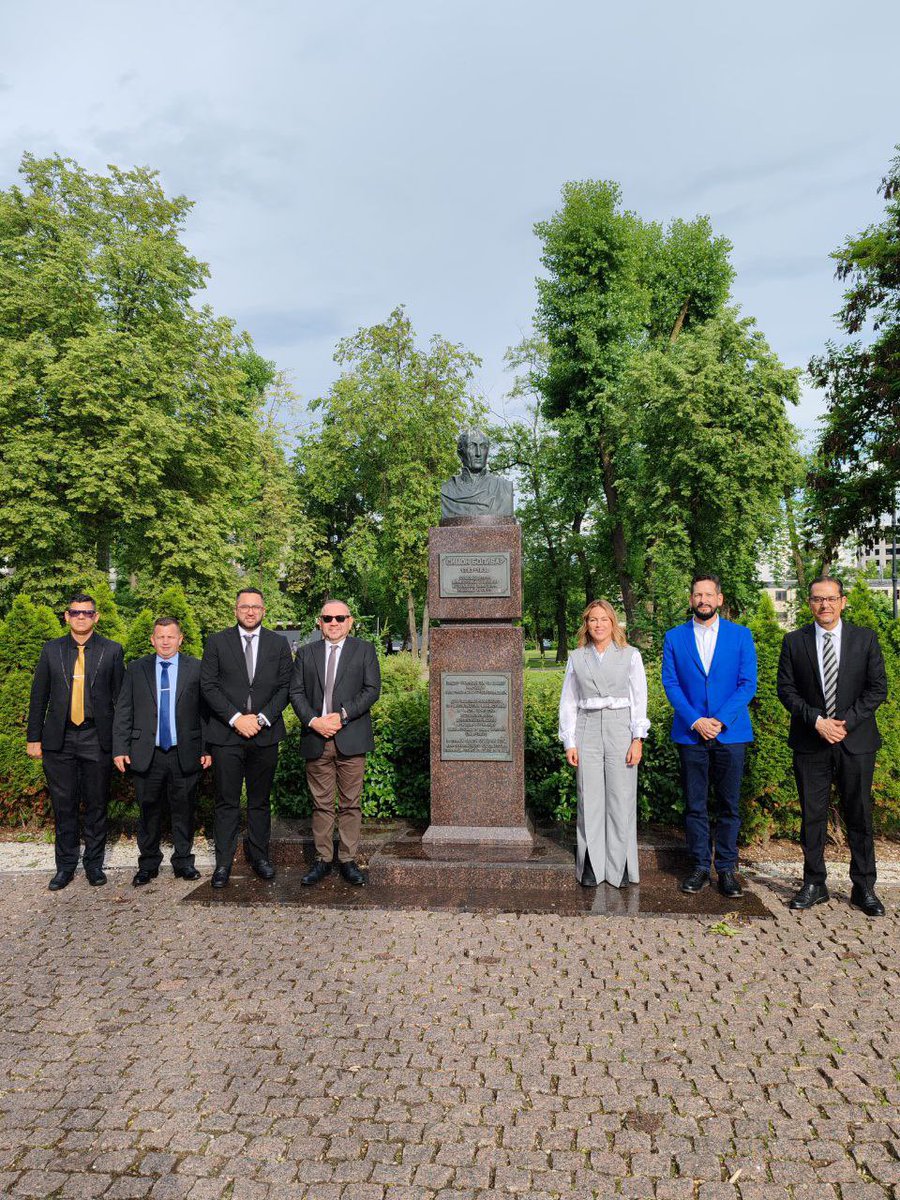 EmbaVeBelarús (@embavenbelarus) on Twitter photo #03Jun Delegación venezolana encabezada por el Alcalde de San Cristóbal <a href="/Silfredo_SC/">Silfredo Zambrano</a> rindió honores al Libertador en la Plaza Simón Bolívar en #Minsk. Este emotivo acto tuvo lugar durante su participación en la Semana Agrícola de Belarús 🇧🇾 “BELAGRO 2024”
<a href="/yvangil/">Yvan Gil</a>
<a href="/FreddyBernal/">Freddy Bernal</a> #03Jun Delegación venezolana encabezada por el Alcalde de San Cristóbal <a href="/Silfredo_SC/">Silfredo Zambrano</a> rindió honores al Libertador en la Plaza Simón Bolívar en #Minsk. Este emotivo acto tuvo lugar durante su participación en la Semana Agrícola de Belarús 🇧🇾 “BELAGRO 2024”
<a href="/yvangil/">Yvan Gil</a>
<a href="/FreddyBernal/">Freddy Bernal</a>