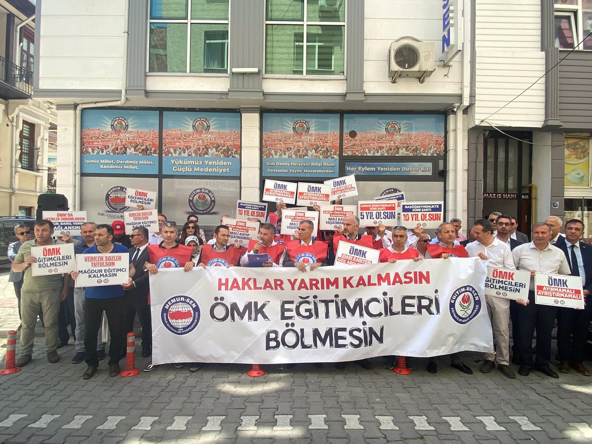 7354 sayılı Öğretmenlik Meslek Kanunu, eğitim çalışanları arasında da ayrıştırıcı, farklılaştırıcı, dışlayıcı bir içerikle yürürlüğe girmiştir. Fırsat varken düzeltilmelidir.

#OMKEgitimcileriBolmesin

<a href="/RTErdogan/">Recep Tayyip Erdoğan</a> 
<a href="/Yusuf__Tekin/">Yusuf Tekin</a> 
<a href="/memetsimsek/">Mehmet Simsek</a> 
<a href="/cftcblnt/">Bülent ÇİFTCİ</a> 
<a href="/tcmeb/">Millî Eğitim Bakanlığı</a>