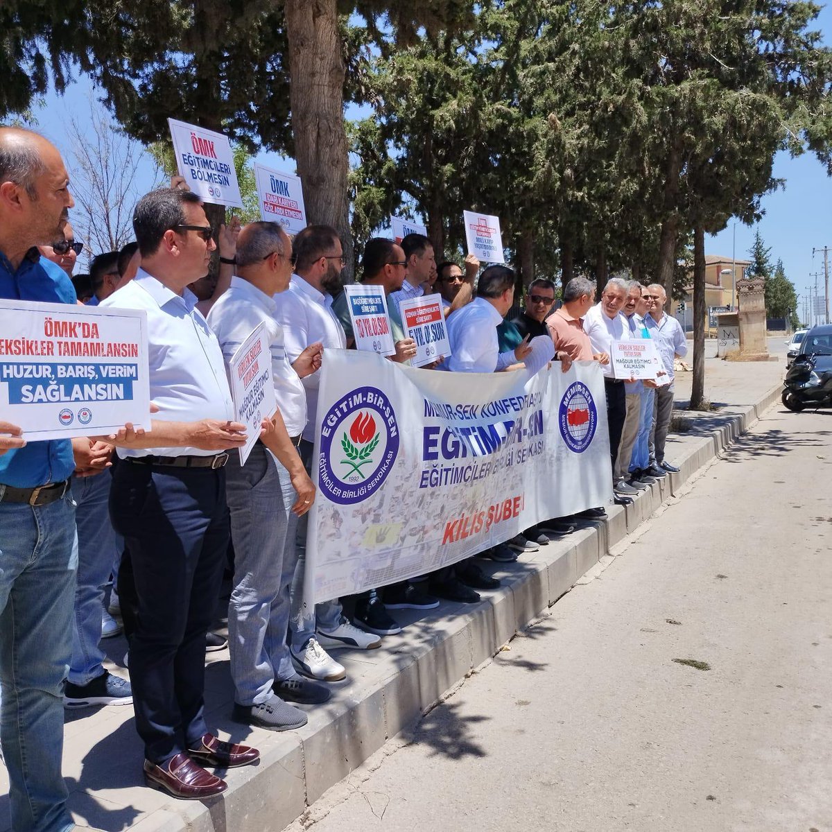 Şube Müdürlerini Kaybetmemeli, 
Taşra teşkilatlarının kurumsal hafızaları yok edilmemelidir.

𝐁𝐢𝐳 𝐎𝐠𝐫𝐞𝐭𝐦𝐞𝐧𝐢𝐳 ❗️ 

#OMKEgitimcileriBolmesin

RTErdogan 
<a href="/dbdevletbahceli/">Devlet Bahçeli</a> 
<a href="/Yusuf__Tekin/">Yusuf Tekin</a> 
<a href="/memetsimsek/">Mehmet Simsek</a> 
<a href="/cftcblnt/">Bülent ÇİFTCİ</a> 
<a href="/tcmeb/">Millî Eğitim Bakanlığı</a>
<a href="/_aliyalcin_/">Ali YALÇIN</a> 
<a href="/TalipGeylan06/">Talip Geylan</a> 
<a href="/kademozbay_/">Kadem Özbay</a>