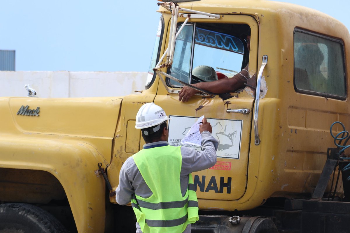 Gracias al arribo del buque de carga contenerizada contentivo de alimentos varios, recibido en el @puerto_Guamache, se llevan a cabo los despachos correspondientes para abastecer al pueblo Neoespartano para cumplir con los objetivos de nuestro Presidente Maduro #SanciónCero