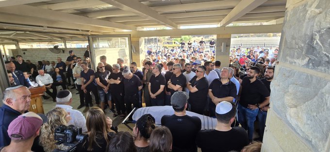 Itongadol's tweet photo. Despiden los restos del ex canciller de Israel David Levy en el cementerio de Beit She’an
Nota: https://t.co/xpjJD7dHX7
#Israel #DavidLevy https://t.co/seBllMcuXi