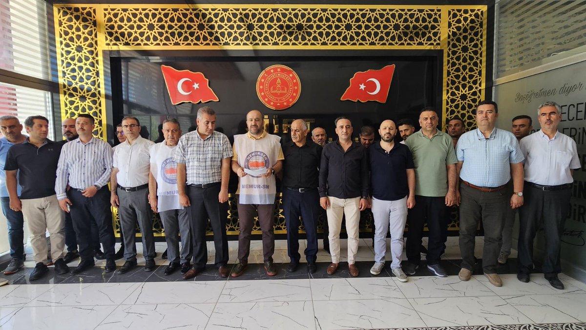 Öğretmenlik Meslek Kanunu içerisinde yer almayan;

☑️ Şube Müdürleri
☑️ İlçe Müdürleri
☑️ İl Müdür Yardımcıları
☑️ Eğitim Müfettişleri

#OMKEgitimcileriBolmesin
diye meydanlardan ses yükselttiler.

<a href="/RTErdogan/">Recep Tayyip Erdoğan</a>
<a href="/dbdevletbahceli/">Devlet Bahçeli</a>
<a href="/Yusuf__Tekin/">Yusuf Tekin</a>
<a href="/memetsimsek/">Mehmet Simsek</a>
<a href="/_aliyalcin_/">Ali YALÇIN</a>

SİİRT
