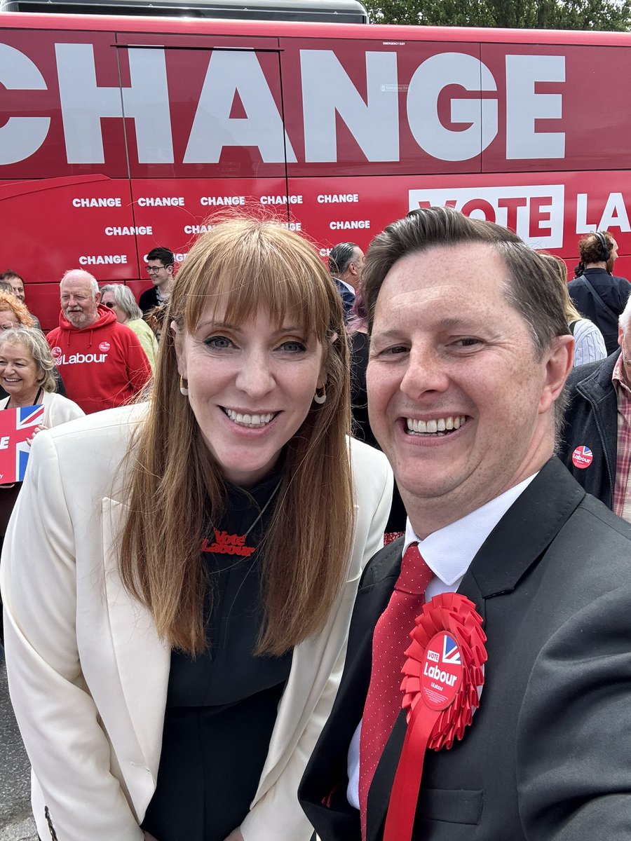 ThorneLabour's tweet photo. So the battle bus came to Rosso!!  Wonderful morning with inspirational and heartfelt speeches from @AngelaRayner &amp; @LeePitcher9  fantastic turn out, #TimeForChange #VoteLabour @UKLabour #LabourDoorstep 🌹🌹 https://t.co/UKSn59zCE5