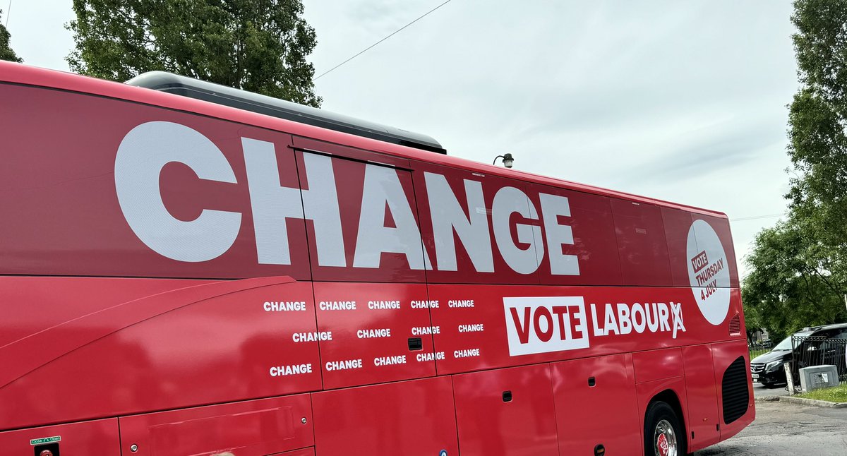 So the battle bus came to Rosso!!  Wonderful morning with inspirational and heartfelt speeches from <a href="/AngelaRayner/">Angela Rayner</a> &amp; @LeePitcher9  fantastic turn out, #TimeForChange #VoteLabour <a href="/UKLabour/">The Labour Party</a> #LabourDoorstep 🌹🌹
