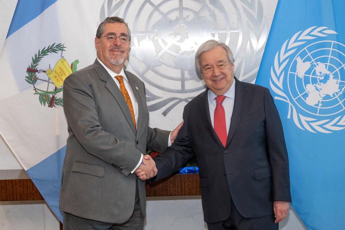 Fortalecer los lazos de cooperación y amistad de Guatemala ante el mundo es fundamental para el desarrollo del país. 🇬🇹🤝🏼🇺🇳

Gracias, <a href="/antonioguterres/">António Guterres</a>, por el respaldo a la democracia en Guatemala. Un país con instituciones democráticas y un sistema de justicia independiente son
