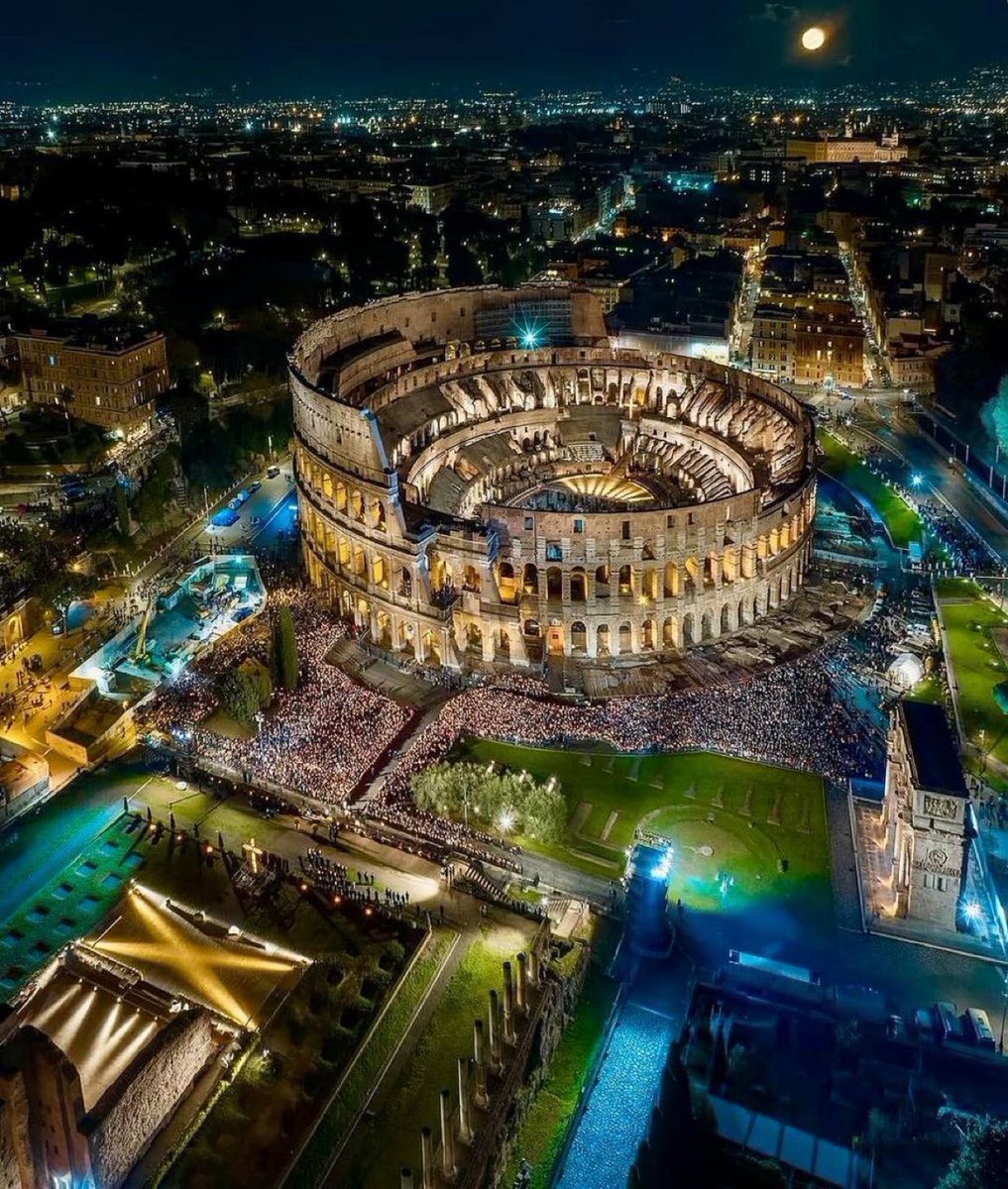 viewsoff's tweet photo. Rome by night. https://t.co/hqJcUvOKFW