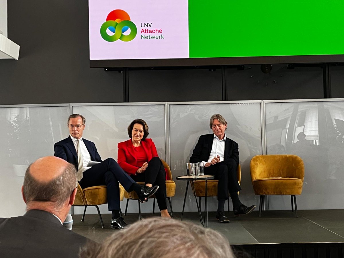 Thanks to organizers of ⁦<a href="/minlnv/">Minlvvn</a>⁩ and co-panelists ⁦@jaimedebourbon⁩ and ⁦<a href="/robdewijk/">rob de wijk</a>⁩ for fascinating exchange on “the role of food in uncertain times” in Den Haag today.