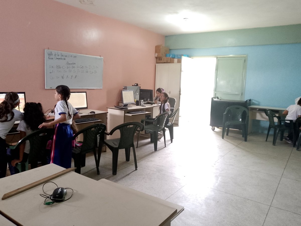 JennysMartine10's tweet photo. #Hoy3dejunio en el CBIT Msc Nelly Moronta EB Francisco Lazo Martí los estudiantes de 3er grado realizaron actividades de leer escribir y contar letras en la computadora municipio Leonardo Infante @_LaAvanzadora @fundabitguaric2 @NicolasMaduro @ZonaEducGuarico @NaslyNd https://t.co/KW9HctlH8V