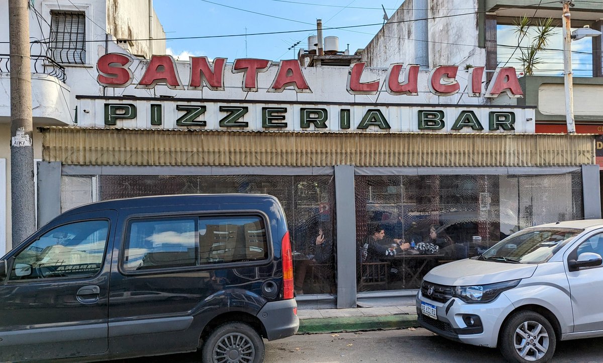 fmendiguren's tweet image. Sí, en Caseros hay una fugazzetta escandalosa: Santa Lucía. Vale la pena el viaje.