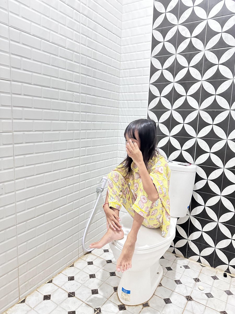 pramesti_devri's tweet photo. Tengah malem melow.
Merasa berdosa banget udah keras sama anak pertamaku yang baik, cantik.
Bahkan membersamaiku selama 8 tahun lebih aja, aku belum bisa ngerti caranya mendidik anak kesayanganku ini.
Maaf ya nad.
Tapi nahda tau kan, nahda sangat diusahakan
Nad, ibu sayang nahda https://t.co/cU6yOC5qd2