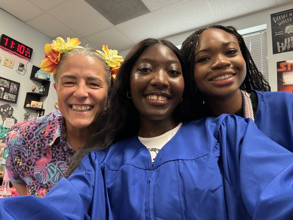 MrsEppsMath's tweet photo. Got to see some of my students in their graduate clothes ♥️♥️♥️♥️. It’s so fun seeing them graduate high school ! #wearewestbriar @WestsideHigh66 @WestBriarMS #teamalgebra #teamgeometry https://t.co/o9OGmEL6ID