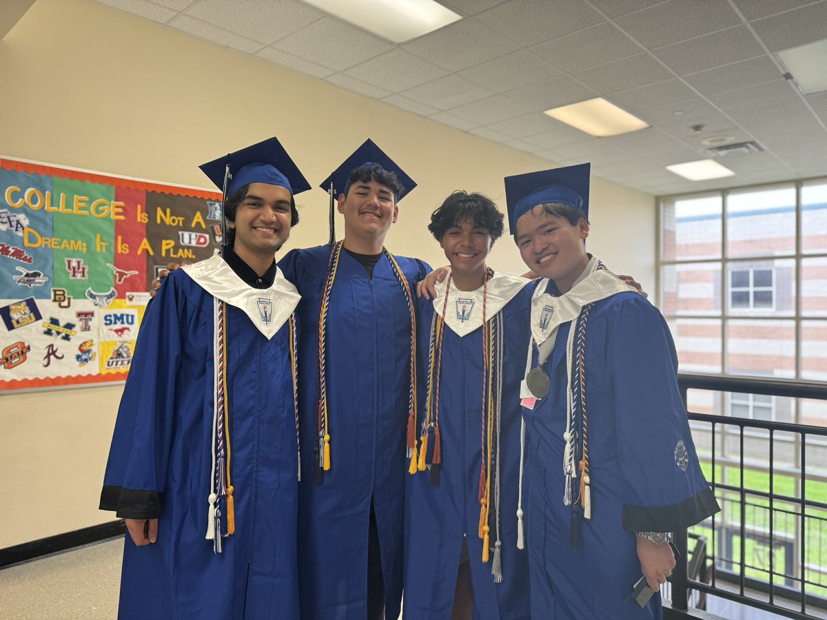MrsEppsMath's tweet photo. Got to see some of my students in their graduate clothes ♥️♥️♥️♥️. It’s so fun seeing them graduate high school ! #wearewestbriar @WestsideHigh66 @WestBriarMS #teamalgebra #teamgeometry https://t.co/o9OGmEL6ID