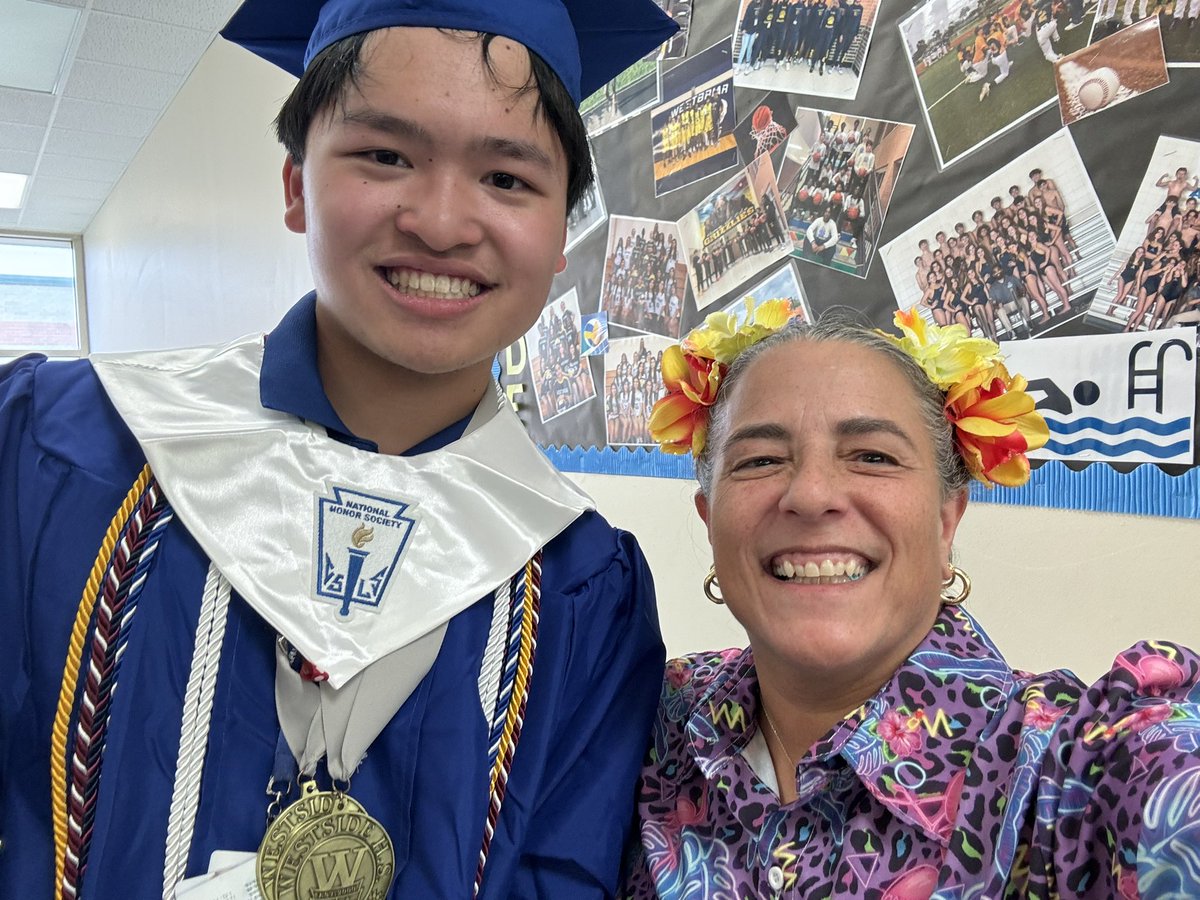 MrsEppsMath's tweet photo. Got to see some of my students in their graduate clothes ♥️♥️♥️♥️. It’s so fun seeing them graduate high school ! #wearewestbriar @WestsideHigh66 @WestBriarMS #teamalgebra #teamgeometry https://t.co/o9OGmEL6ID