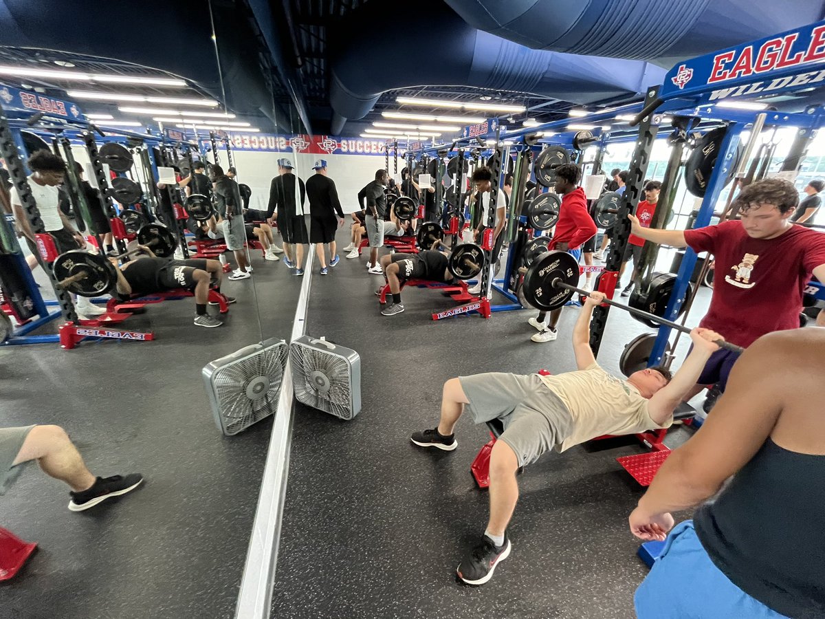 CRSideAthletics's tweet photo. 🔥💪Summer Strength and Performance Training💪🔥
⚡️Day 1 🦅🔴⚪️🔵🦅⚡️
@FWISDAthletics @CRiversideHS https://t.co/IX2uBjUXFD