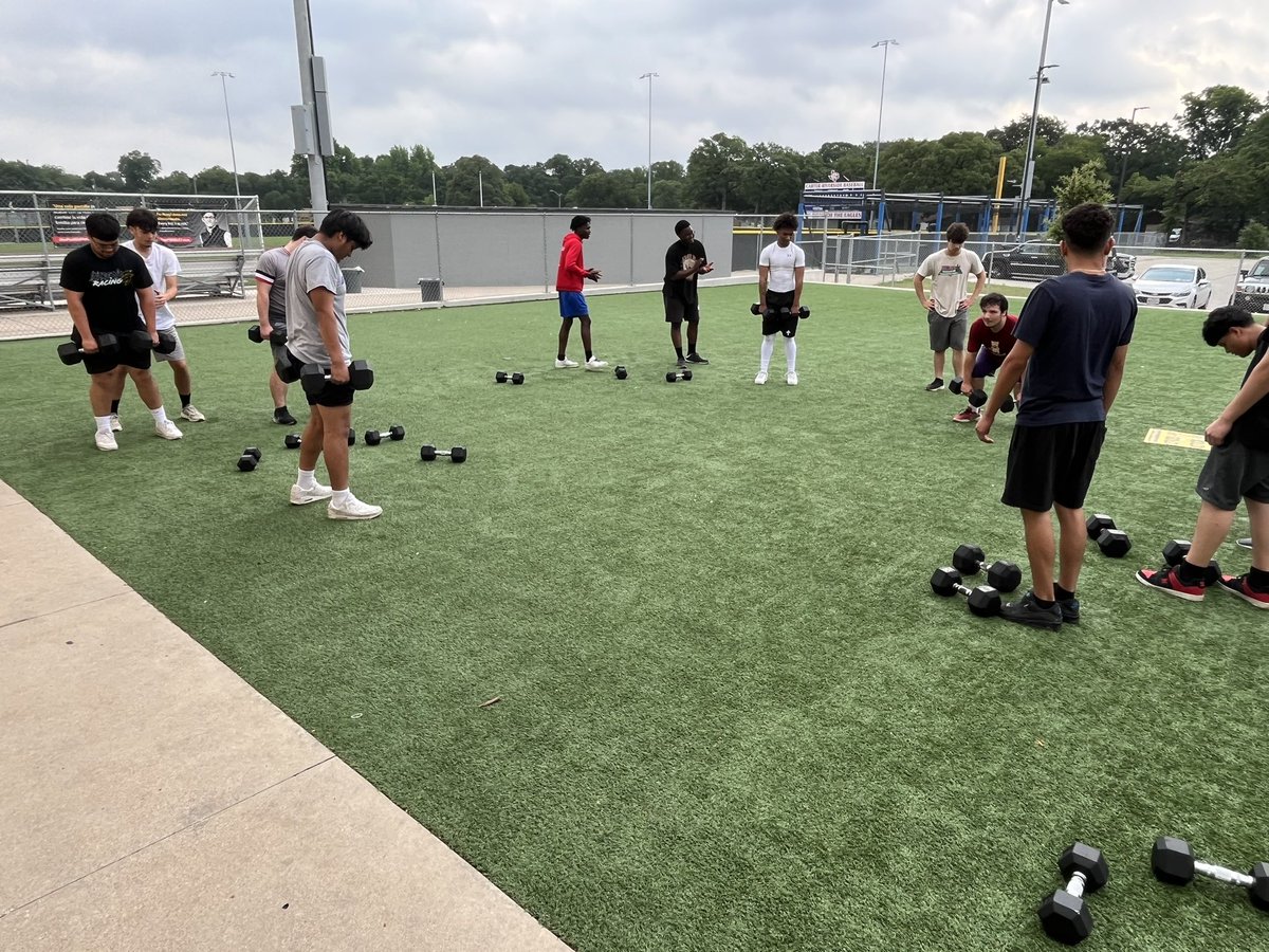 CRSideAthletics's tweet photo. 🔥💪Summer Strength and Performance Training💪🔥
⚡️Day 1 🦅🔴⚪️🔵🦅⚡️
@FWISDAthletics @CRiversideHS https://t.co/IX2uBjUXFD