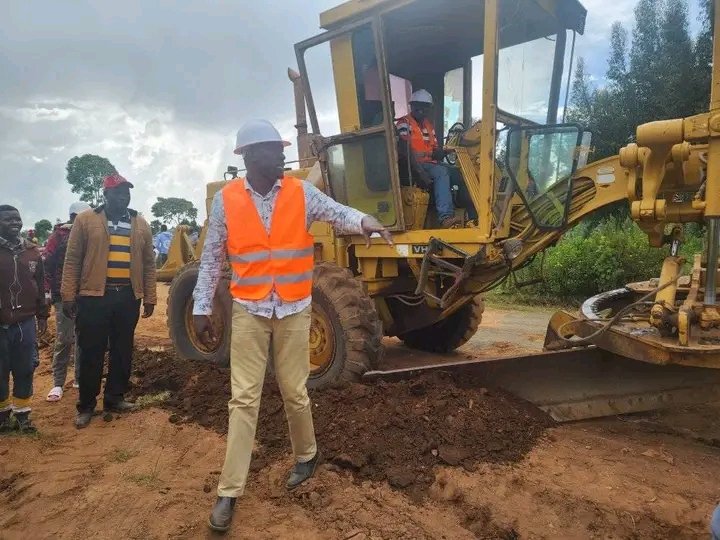HonAlfredMutai's tweet photo. Good roads will continue to define our pursuit to prosperity in Kuresoi North. Today I flagged off the construction of 14Kms stretch of Masaita- Mwahe Road. This will open easy access for our people to parts of Molo and Njoro constituencies hence a boost to our economic venture. https://t.co/NfUbBAbvPe