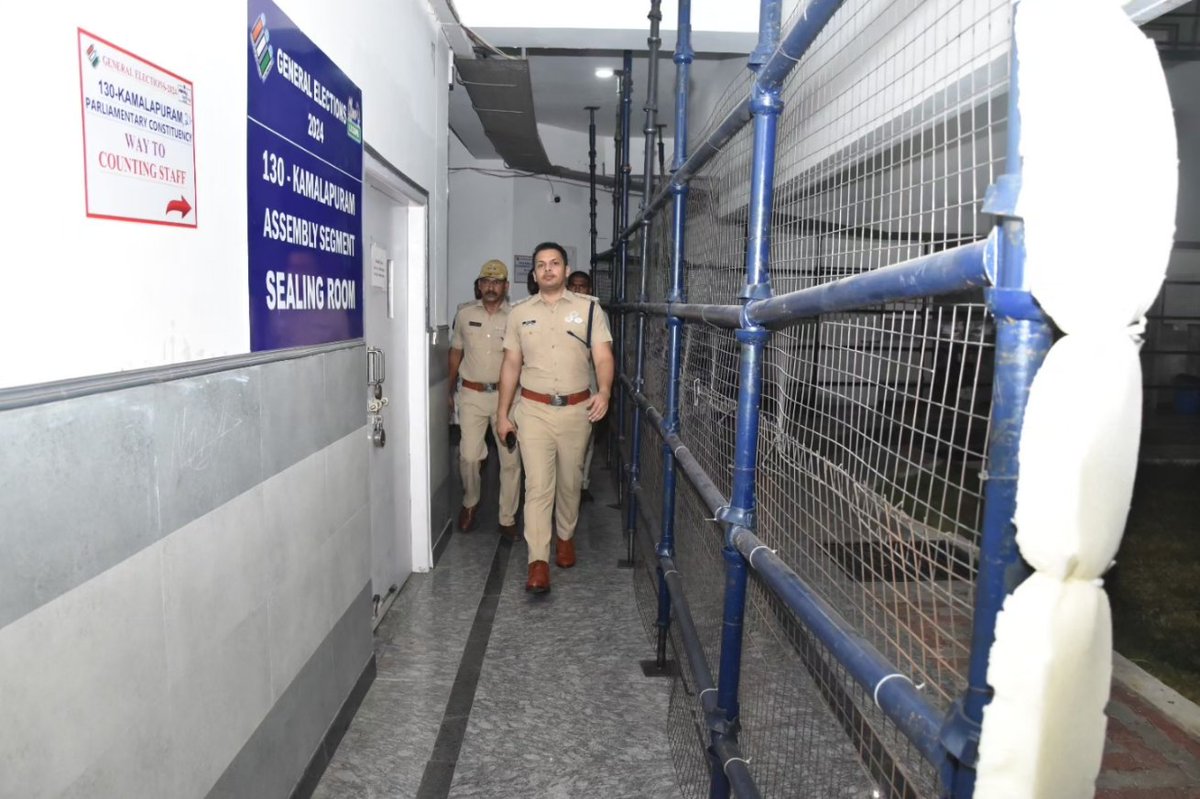 Kadapa_Police's tweet photo. ఇ.వి.ఎం. లను భద్రపరిచిన స్ట్రాంగ్ రూమ్ వద్ద ఏర్పాటుచేసిన భద్రతా చర్యలను తనిఖీ చేసి పరిశీలించిన జిల్లా ఎస్పీ శ్రీ సిద్దార్థ్ కౌశల్ ఐ.పీ.ఎస్., గారు.
*పటిష్టమైన భద్రత నడుమ బ్యాలట్ బాక్స్ ల స్ట్రాంగ్ రూమ్స్ ఏర��పాటు.*
*24X7 గంటల నిరంతరంగా పోలీసులు, కేంద్ర సాయుధ బలగాలతో బందోబస్తు https://t.co/vbJJF0XSo8