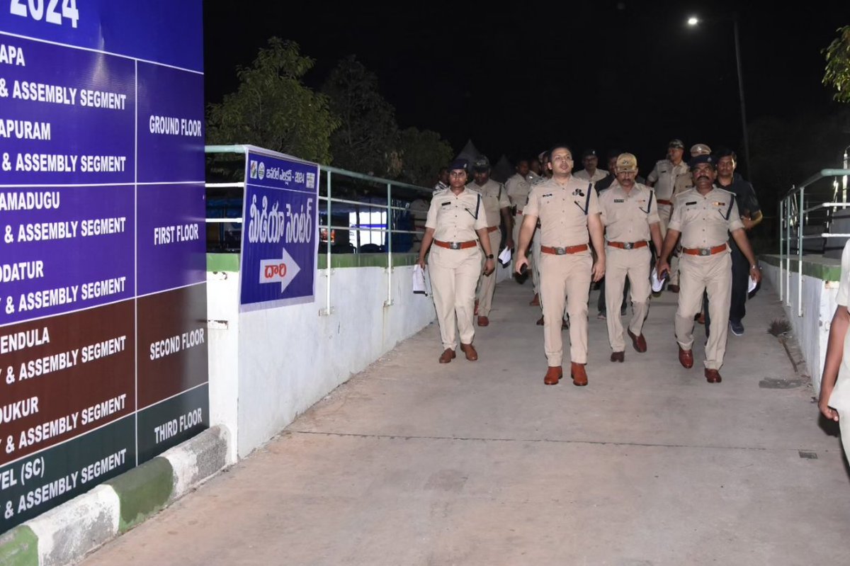 Kadapa_Police's tweet photo. ఇ.వి.ఎం. లను భద్రపరిచిన స్ట్రాంగ్ రూమ్ వద్ద ఏర్పాటుచేసిన భద్రతా చర్యలను తనిఖీ చేసి పరిశీలించిన జిల్లా ఎస్పీ శ్రీ సిద్దార్థ్ కౌశల్ ఐ.పీ.ఎస్., గారు.
*పటిష్టమైన భద్రత నడుమ బ్యాలట్ బాక్స్ ల స్ట్రాంగ్ రూమ్స్ ఏర��పాటు.*
*24X7 గంటల నిరంతరంగా పోలీసులు, కేంద్ర సాయుధ బలగాలతో బందోబస్తు https://t.co/vbJJF0XSo8