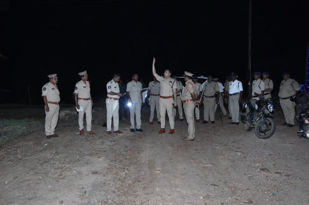 Kadapa_Police's tweet photo. ఇ.వి.ఎం. లను భద్రపరిచిన స్ట్రాంగ్ రూమ్ వద్ద ఏర్పాటుచేసిన భద్రతా చర్యలను తనిఖీ చేసి పరిశీలించిన జిల్లా ఎస్పీ శ్రీ సిద్దార్థ్ కౌశల్ ఐ.పీ.ఎస్., గారు.
*పటిష్టమైన భద్రత నడుమ బ్యాలట్ బాక్స్ ల స్ట్రాంగ్ రూమ్స్ ఏర��పాటు.*
*24X7 గంటల నిరంతరంగా పోలీసులు, కేంద్ర సాయుధ బలగాలతో బందోబస్తు https://t.co/vbJJF0XSo8