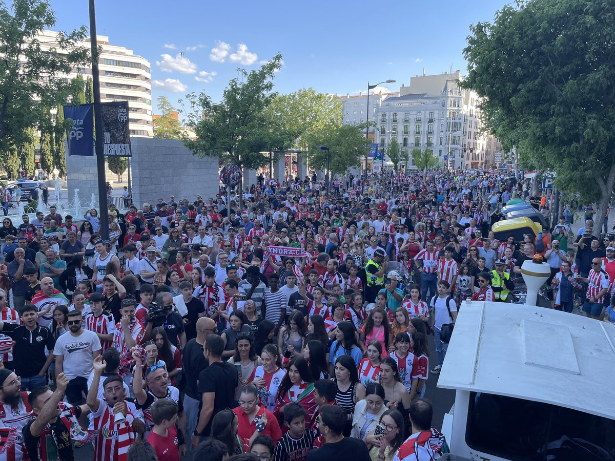 RulooNieto's tweet photo. Qué necesario era ya esto ❤️⚪️❤️ https://t.co/OxisSO0m5R