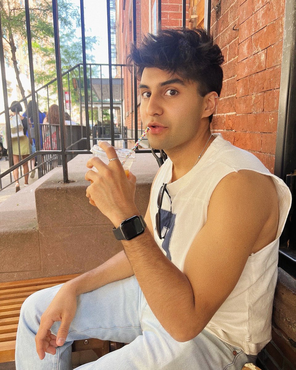 sidsethsings's tweet photo. Monday                                               Sunday https://t.co/zpN3QBLVXR