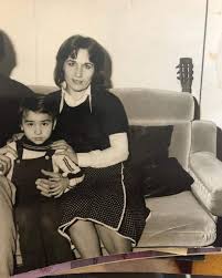 Bu hayat bir gözyaşıyla başladı
Hastanede annemin haykırışları
Babamın kapıda bekleyişi ve
Doğa gelen mutlu bir aile meyvesiydim ben
                           Sagopa Kajmer.... 

<a href="/Sagopakajmerrap/">Sagopa Kajmer</a>