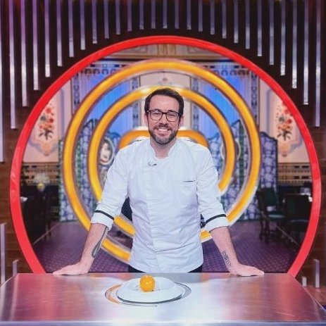 FandeMasterChef's tweet photo. Esta noche en la semifinal de #MasterChef el chef #ToñoPérez se encargará de hacer la compra a los aspirantes, viajarán a @Bizkaia al restaurante #Txispa del chef #TetsuroMaeda y visita de @Tamara_Falco_ #AlmudenaGandarias y @EscaleraCiscare https://t.co/cbWj7jkz9Z