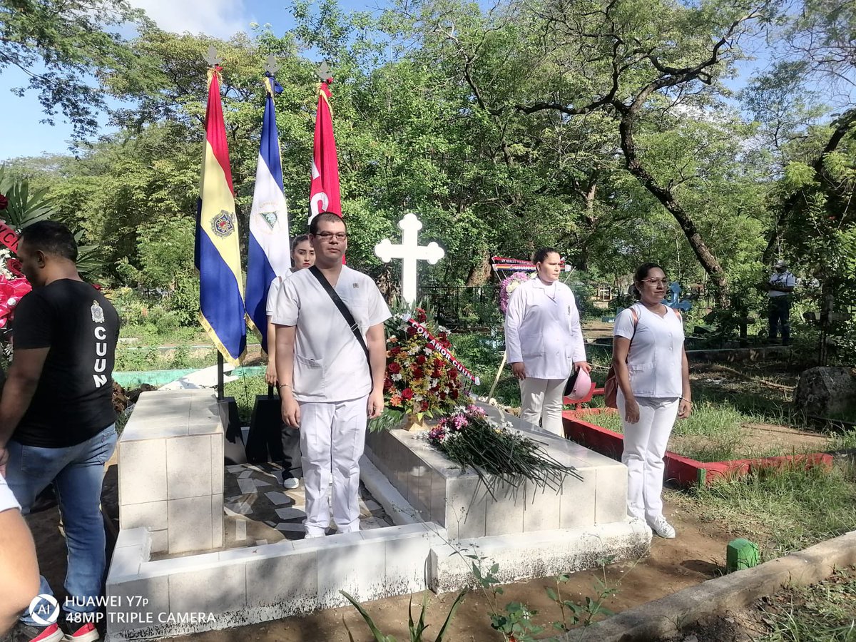 Presentes en ofrenda floral y guardia de honor en  conmemoración del Natalicio del Héroe de la Paz, Cristhian Emilio Cadenas ❤️🖤✌️

#LeónRevolución #4519LapatriaLaRevolución
#UvMarcosSomarriba