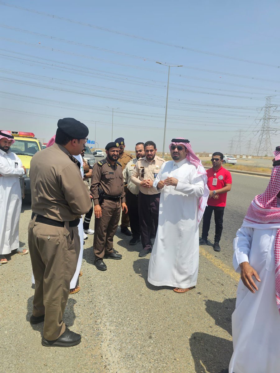 Baishgov's tweet photo. رأس محافظ بيش أ.عماش بن فهد الشكره اليوم اجتماع لجنة السلامة المرورية الفرعية بالشخوص ميدانيًا بحضور أعضاء اللجنة من الأجهزة الأمنية والخدمية والمعنية بالمحافظة واستعرض النقاش المواقع التي تشهد كثافة في الحركة المرورية داخل وخارج المحافظة والحلول السريعة لمعالجتها . https://t.co/Y6cT7cbTr9