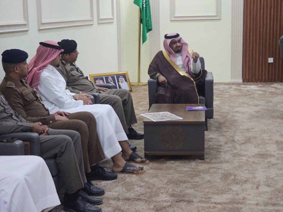 Baishgov's tweet photo. رأس محافظ بيش أ.عماش بن فهد الشكره اليوم اجتماع لجنة السلامة المرورية الفرعية بالشخوص ميدانيًا بحضور أعضاء اللجنة من الأجهزة الأمنية والخدمية والمعنية بالمحافظة واستعرض النقاش المواقع التي تشهد كثافة في الحركة المرورية داخل وخارج المحافظة والحلول السريعة لمعالجتها . https://t.co/Y6cT7cbTr9