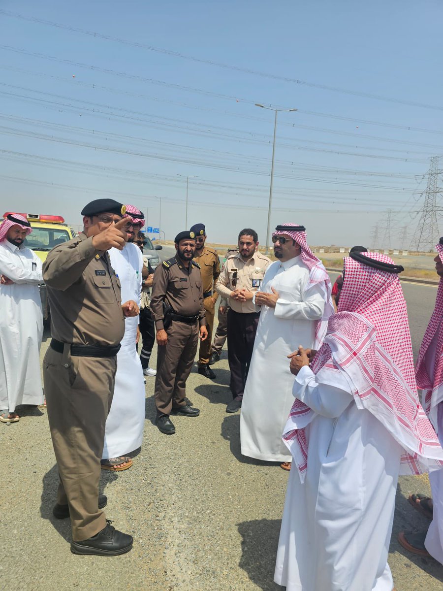 Baishgov's tweet photo. رأس محافظ بيش أ.عماش بن فهد الشكره اليوم اجتماع لجنة السلامة المرورية الفرعية بالشخوص ميدانيًا بحضور أعضاء اللجنة من الأجهزة الأمنية والخدمية والمعنية بالمحافظة واستعرض النقاش المواقع التي تشهد كثافة في الحركة المرورية داخل وخارج المحافظة والحلول السريعة لمعالجتها . https://t.co/Y6cT7cbTr9