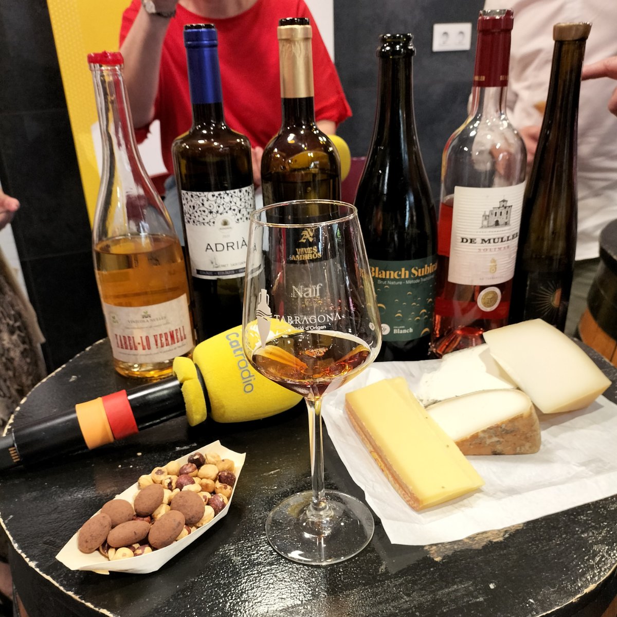 DOTarragona's tweet photo. Aquest cap de setmana hem parlat de la Fira del Vi, dels vins guanyadors del darrer concurs de la DO Tarragona i de la DO al programa de Catalunya Ràdio 'Tast Vertical'.

Recupereu el programa fent clic: https://t.co/pa4COhWs1p https://t.co/8RDfw9H2fA