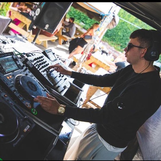 AltiusSounds's tweet image. ALTS001: Laney - Kung Fu Minimalistic / Jungle Techno 

Bournemouth based rising star DJ and producer Laney makes his debut on Altius Sounds with the two-sided single “Kung Fu Minimalistic / Jungle Techno” 

Exclusive to Beatport &amp;amp; Spotify 07/06/24