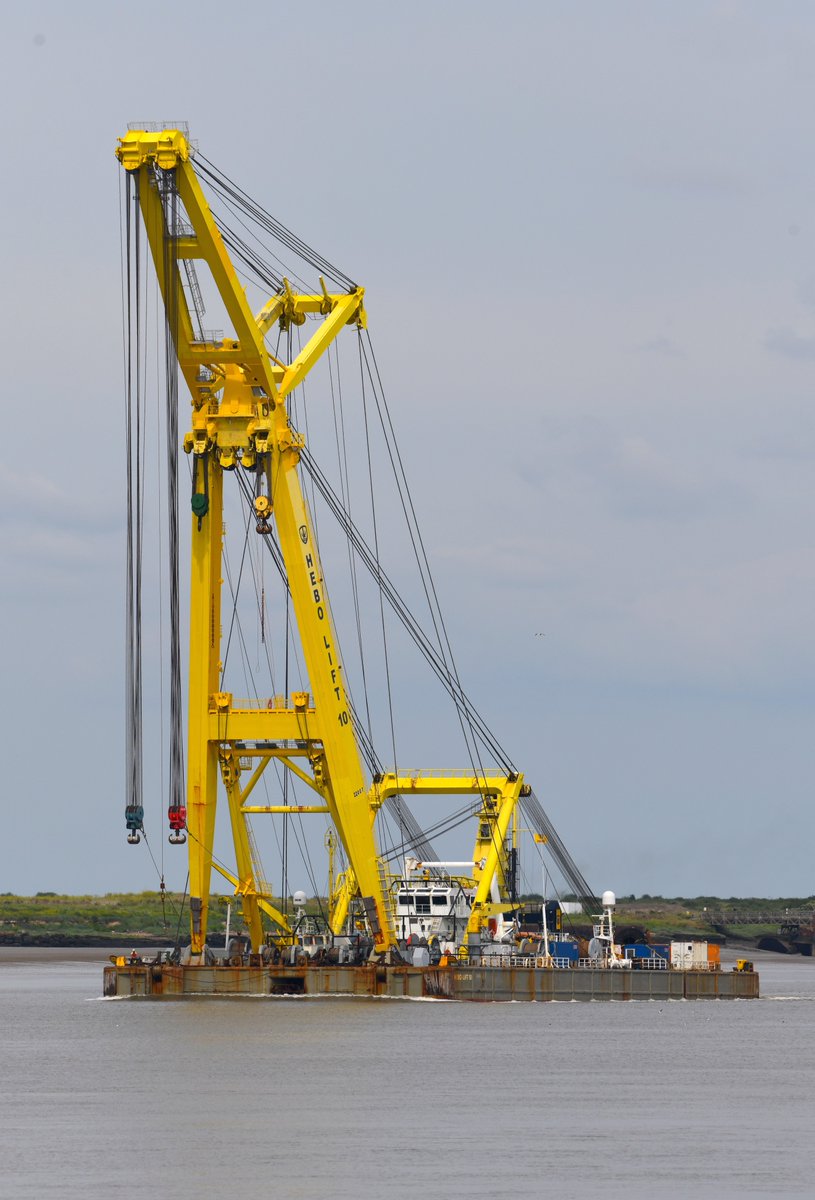 FraserG32883664's tweet photo. Gigantic floating crane HEBO-Lift 10 has arrived for the repair of the Port of Tilbury lock gates. #HEBO #HEBOLift10 #Tilbury #PortofLondonAuthority #PortofTilbury #Shipspotting #Ship #ships_best_photos #Ships #WorkingRiver #FloatingSheerlegs #Crane #FloatingCrane #RiverThames https://t.co/CiNYTrAOmU