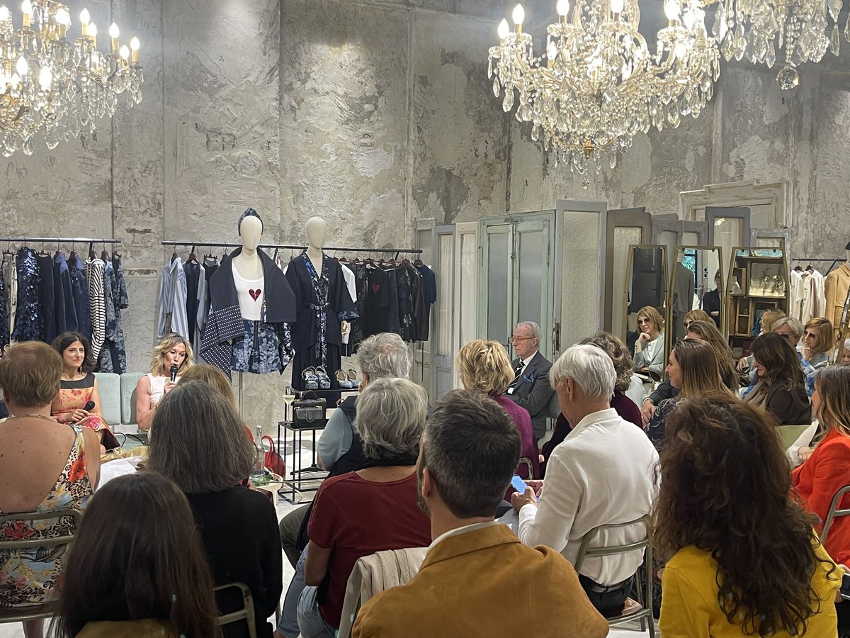 “Tu che scrivi benissimo, è perché hai sofferto d’amore”, Vittorio Feltri a <a href="/elvira_serra/">elvira_serra</a> alla presentazione del suo libro #laltra con <a href="/MelaniaRizzoli/">Melania Rizzoli</a> <a href="/solferinolibri/">solferinolibri</a> #antoniomarras #patriziasardomarras #3giugno
