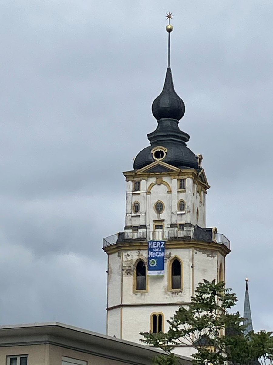 StadtRaum's tweet photo. Wir haben heute dem ev. Stadtpfarrer Patrick Hommel geholfen ein „Herz statt Hetze“-Banner an die Marienkirche zu hängen! Dabei waren u.a. Kristin Heiß und Eric Stehr. 
Eine tolle und klare Positionierung!
Geht zur Kommunal- und #Europawahl! https://t.co/wiEiWzxKy4