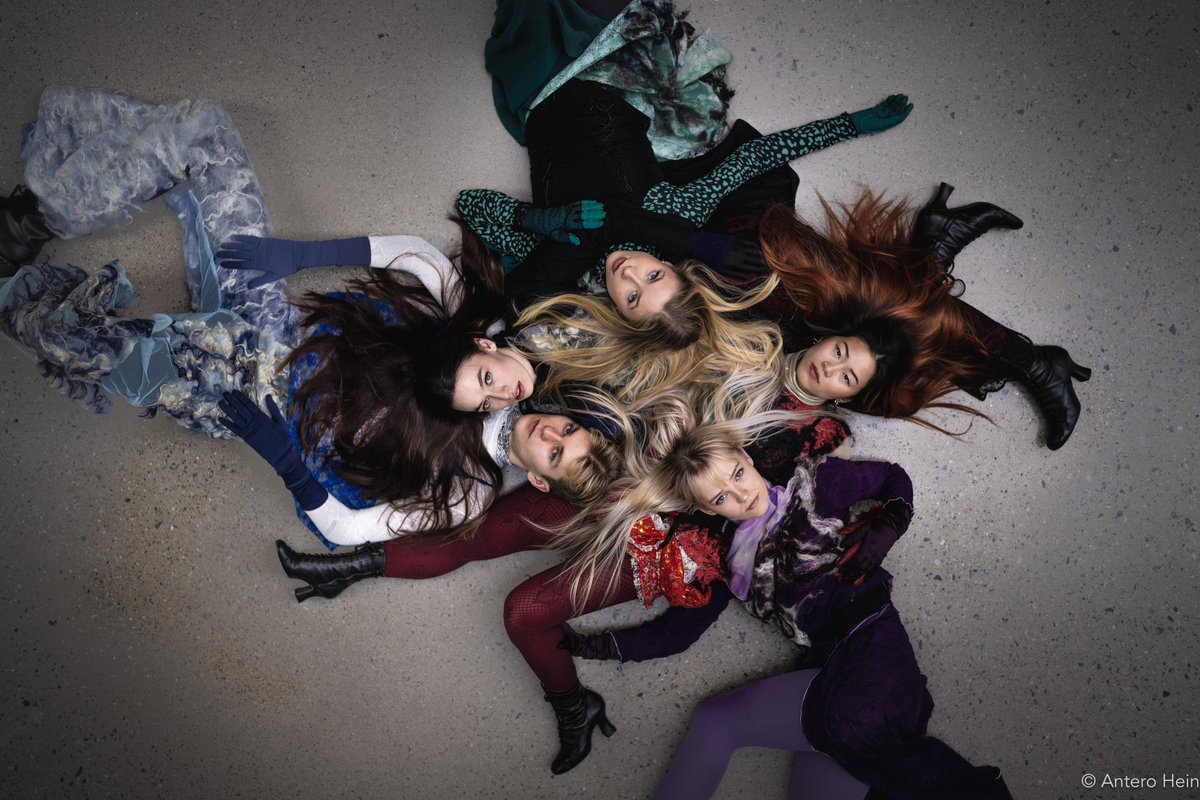 🔜 14 DAGER TIL PREMIERE

på THERE MUST BE A LACE av Andersen/Hultvi/Juel/Sætereng/Vaaje 

Av/med: William Vikan Andersen, Nicole Hultvi, Johanne Juel, Sigyn Åsa Sætereng og Eline Chao Vaaje. 

Foto: Antero Hein/Hein Studios

🎫 Billetter: tikkio.com/organizer/1064…