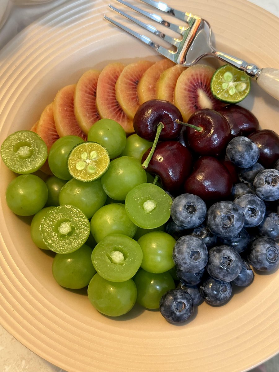 rezzaaditya076's tweet image. My favorite is fruit🥝🍇🫐🍒