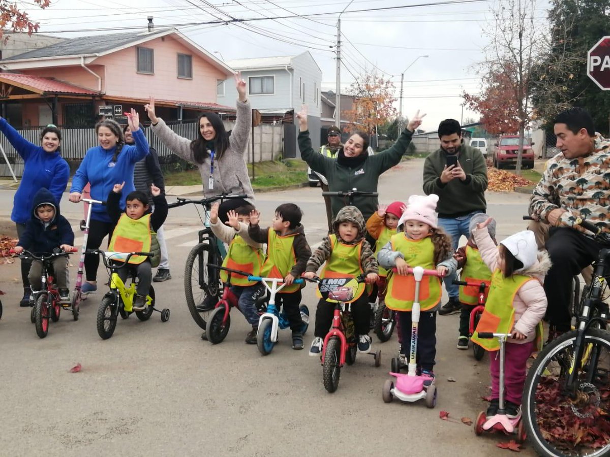 Carab_Maule's tweet photo. En el Día Mundial de la Bicicleta 🚲,nuestros Carabineros de la 4ª.Comisaría de #CAUQUENES visitaron a los niños del Jardín Infantil #Eluney. Durante la instancia, se instó a utilizar los elementos de seguridad, como es el casco, chaleco reflectante y guantes y las luces👮🏻🚲💚👭. https://t.co/dDKLyvxoFQ
