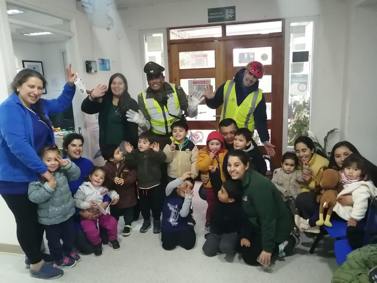 Carab_Maule's tweet photo. En el Día Mundial de la Bicicleta 🚲,nuestros Carabineros de la 4ª.Comisaría de #CAUQUENES visitaron a los niños del Jardín Infantil #Eluney. Durante la instancia, se instó a utilizar los elementos de seguridad, como es el casco, chaleco reflectante y guantes y las luces👮🏻🚲💚👭. https://t.co/dDKLyvxoFQ