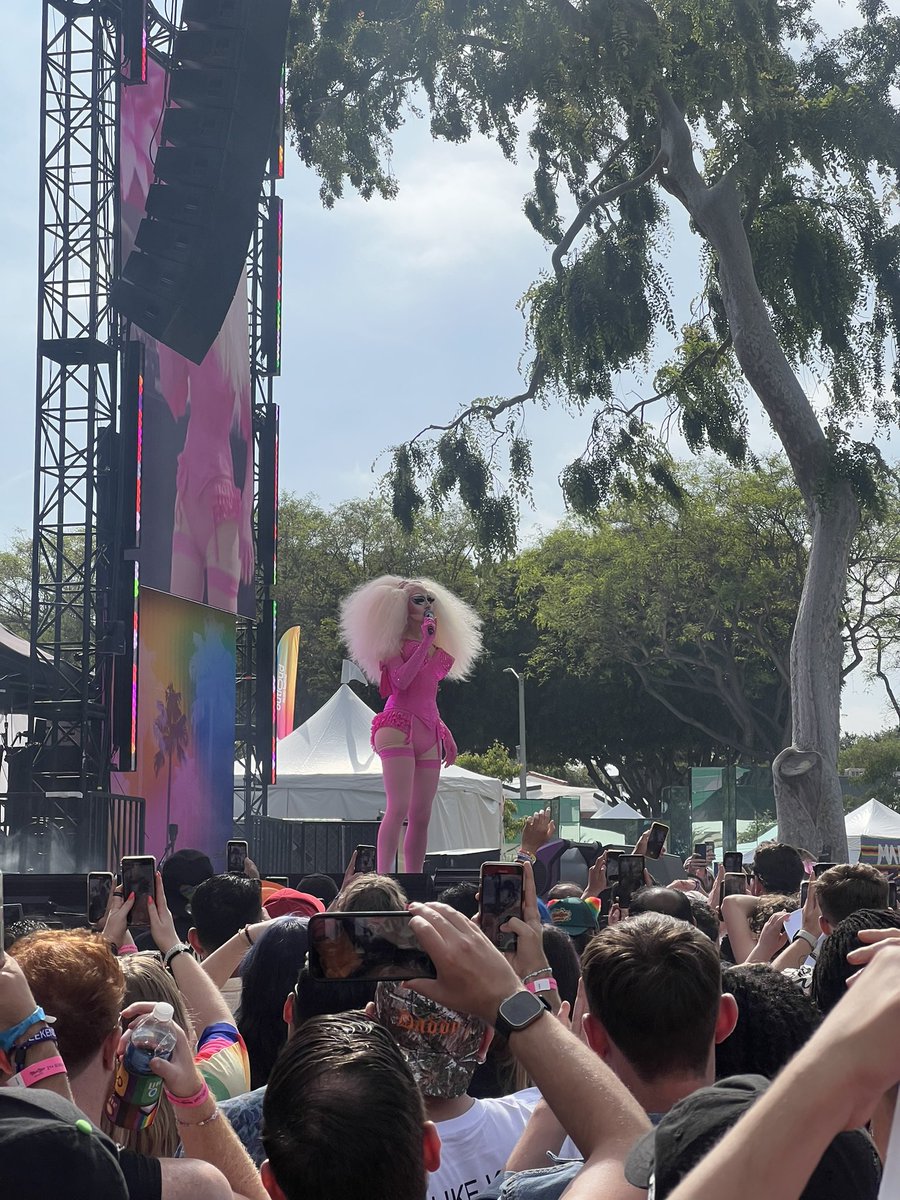 LekoFloof's tweet photo. Happy pride everyfur!! https://t.co/yCU7lq89Dj