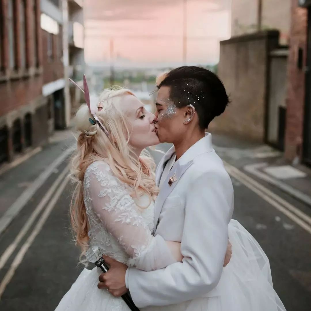 evollgbt's tweet photo. Couple @sigimoonlight , @pink_mouse
Photography @laurenmarchantphotography
#lesbiancouple #lesbians #twobrides #lgbtwedding #wedding #weddinghair #weddingphotographer #weddinginspiration #lesbianengagement #engagement https://t.co/a0fKtdYx8j